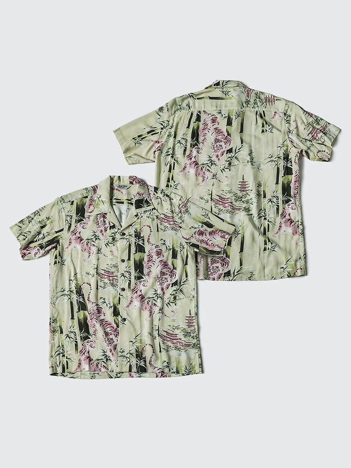 浮世絵竹林タイガー柄キューバカラー半袖シャツの全体像を示し、その独特なパターンと色使いが強調されています。