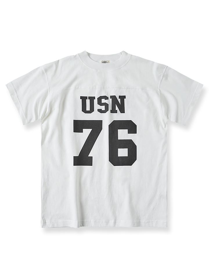 海軍88号アメリカンフットボール半袖ピュアコットンTシャツのフロントビュー、特に大胆な数字と文字デザインを強調。