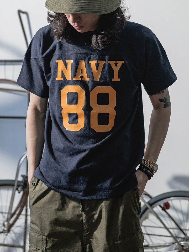 モデルが海軍88号Tシャツを着用し、カジュアルでスポーティーなスタイリングを展示。
