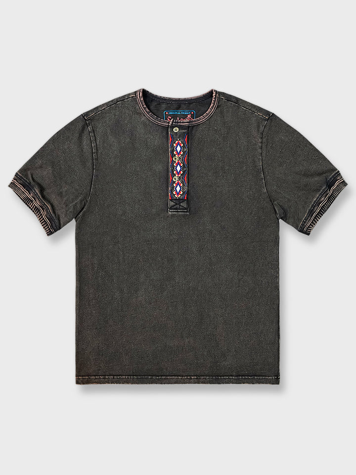 ヴィンテージ加工を施したヘンリーネック半袖シャツの正面ビュー、襟元と袖口に精密な刺繍が施されています。