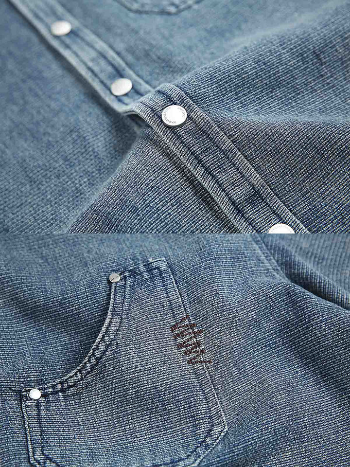 デニムシャツの詳細、胸ポケットと素材の質感