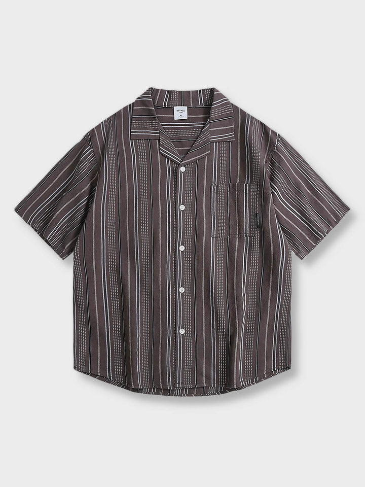 1950年代スタイルのキューバンカラーを採用したメンズショートスリーブシャツの全体ビュー。ゆったりしたシルエットとクラシックな縦ストライプパターンが特徴で、カジュアルやバケーションスタイルに適しています。