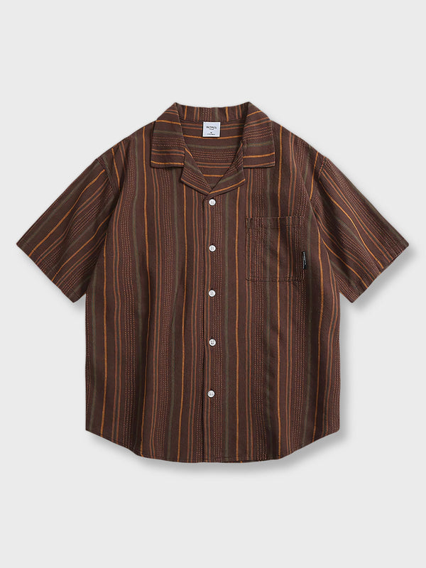1950年代スタイルのキューバンカラーを採用したメンズショートスリーブシャツの全体ビュー。ゆったりしたシルエットとクラシックな縦ストライプパターンが特徴で、カジュアルやバケーションスタイルに適しています。