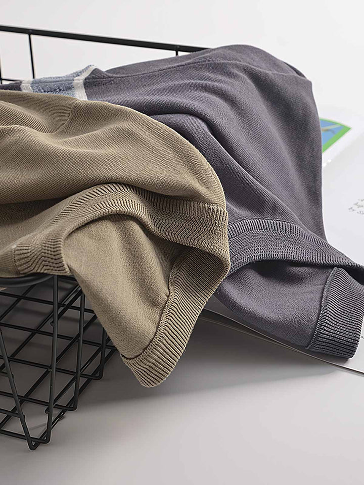 半袖Tシャツのニットテクスチャーとストライプパターンのクローズアップ。高比率のコットンと桑蚕糸の混紡が、コットンの快適性と桑蚕糸の光沢感を併せ持ち、洗練された衣服作りの技術を示しています。