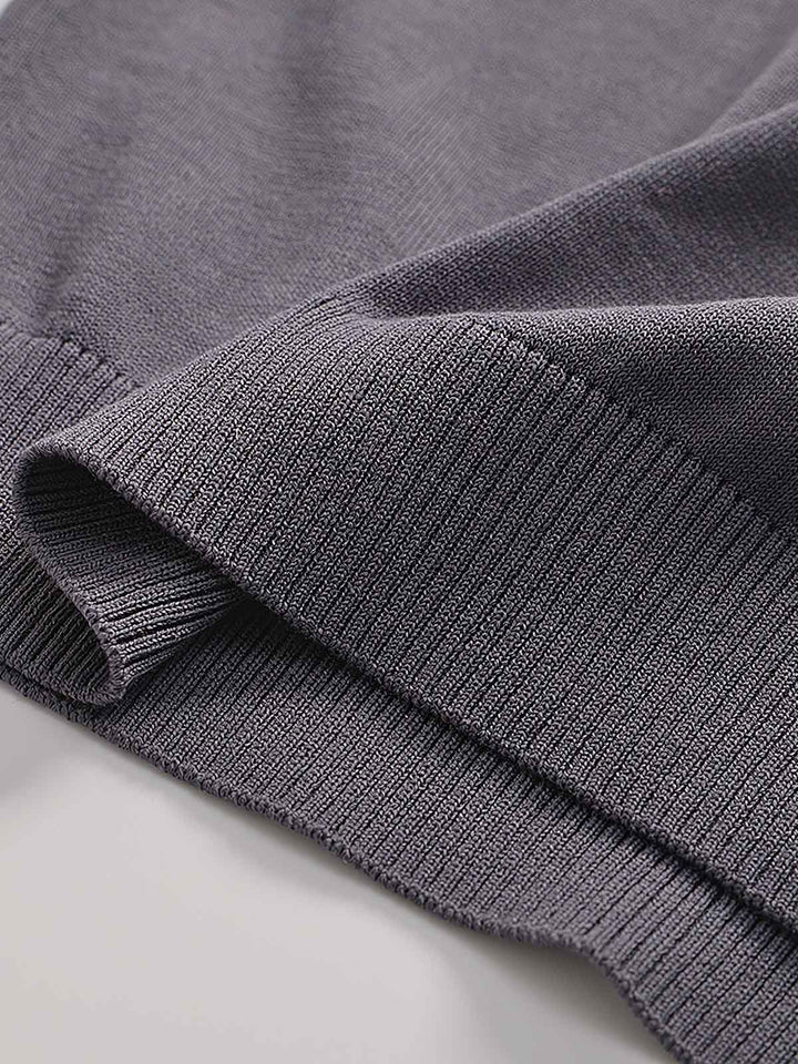 半袖Tシャツのニットテクスチャーとストライプパターンのクローズアップ。高比率のコットンと桑蚕糸の混紡が、コットンの快適性と桑蚕糸の光沢感を併せ持ち、洗練された衣服作りの技術を示しています。