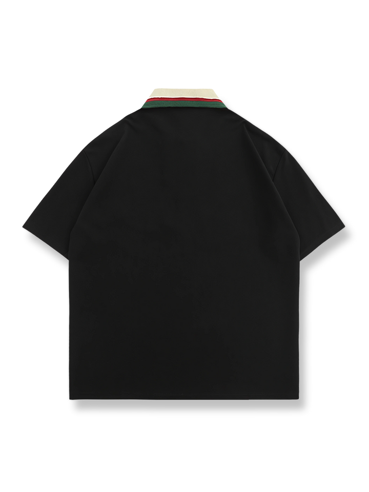 アイビーリーグ風ポロシャツ、胸元の精緻な刺繍と襟のコントラストストライプが特徴。