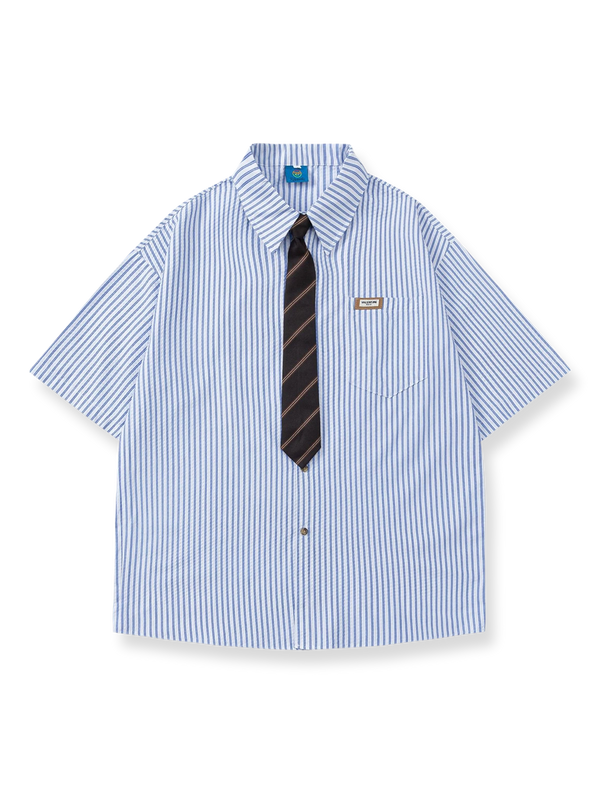 クラシックな学院風青白ストライプ半袖シャツ、シンプルなポケットとシャツカラー付き。