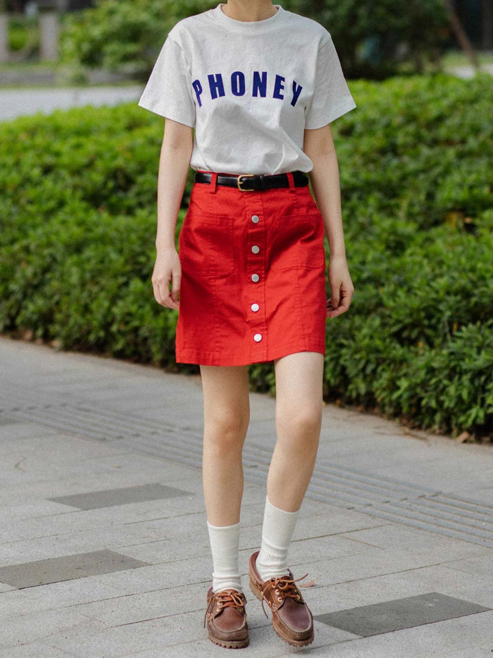 モデルがPESSOA CLUBのレタープリント コットンTシャツを着用し、カジュアルスタイルを披露