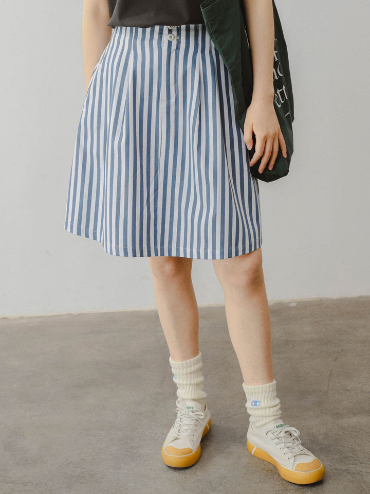 モデルがPESSOA CLUB マリンスタイルハイウエストスカートを着用し、夏のカジュアルなエレガンスを披露