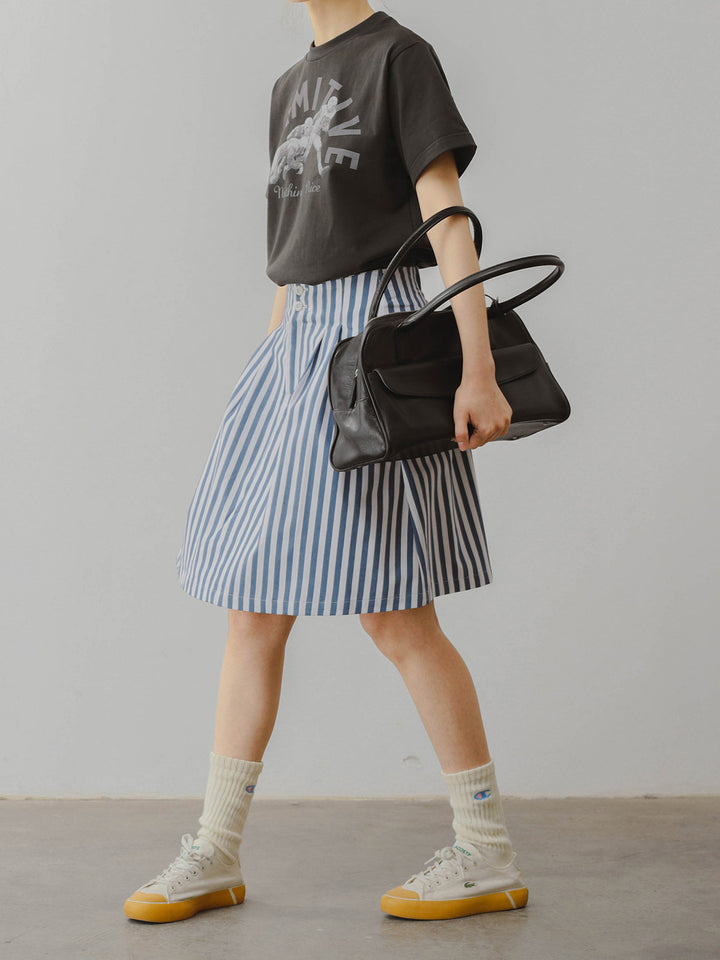モデルがPESSOA CLUB マリンスタイルハイウエストスカートを着用し、夏のカジュアルなエレガンスを披露