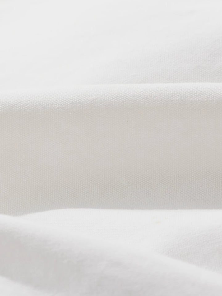 ハイウエストのデザインと純綿素材の質感の詳細。