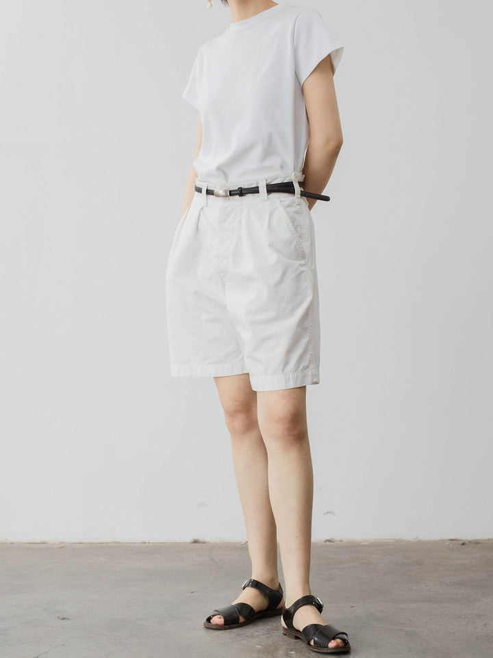 モデルがフレンチレトロスタイルのホワイトハイウエストショーツを着用し、多角度からのスタイルを披露。