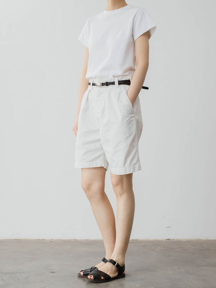 モデルがフレンチレトロスタイルのホワイトハイウエストショーツを着用し、多角度からのスタイルを披露。
