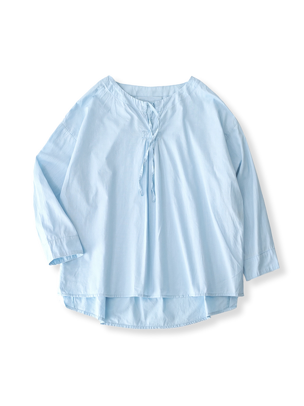 フランス風レトロ文芸風のベビーブルー ルーズフィット ラウンドネック ドローコード コットンシャツ全体像。
