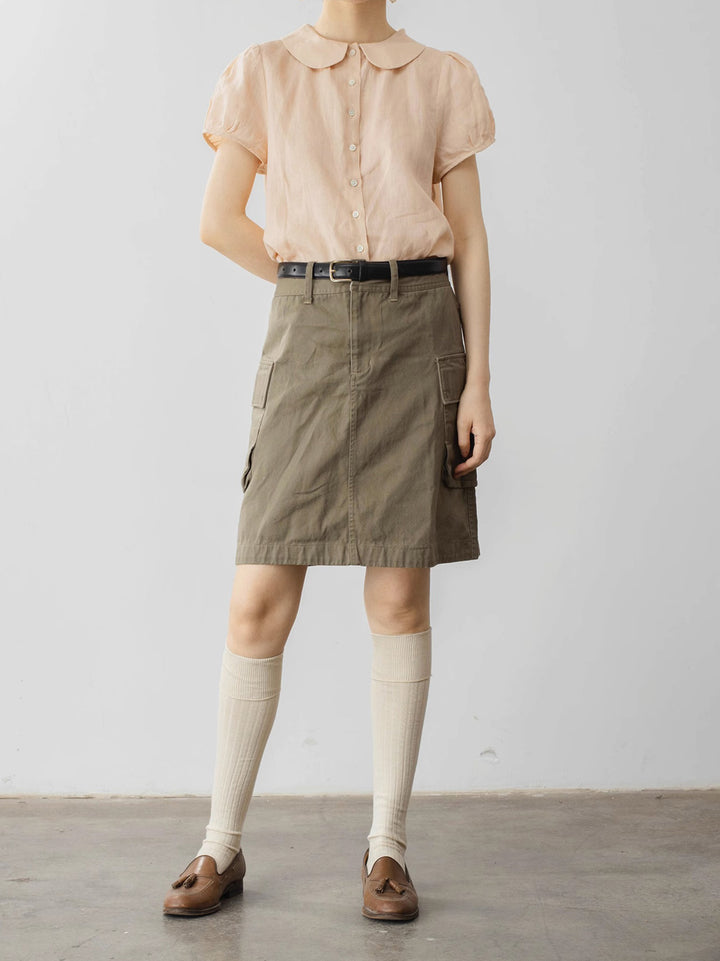 モデル画像: モデルが着用したフレンチレトロ ピーターパンカラー リネン半袖シャツ