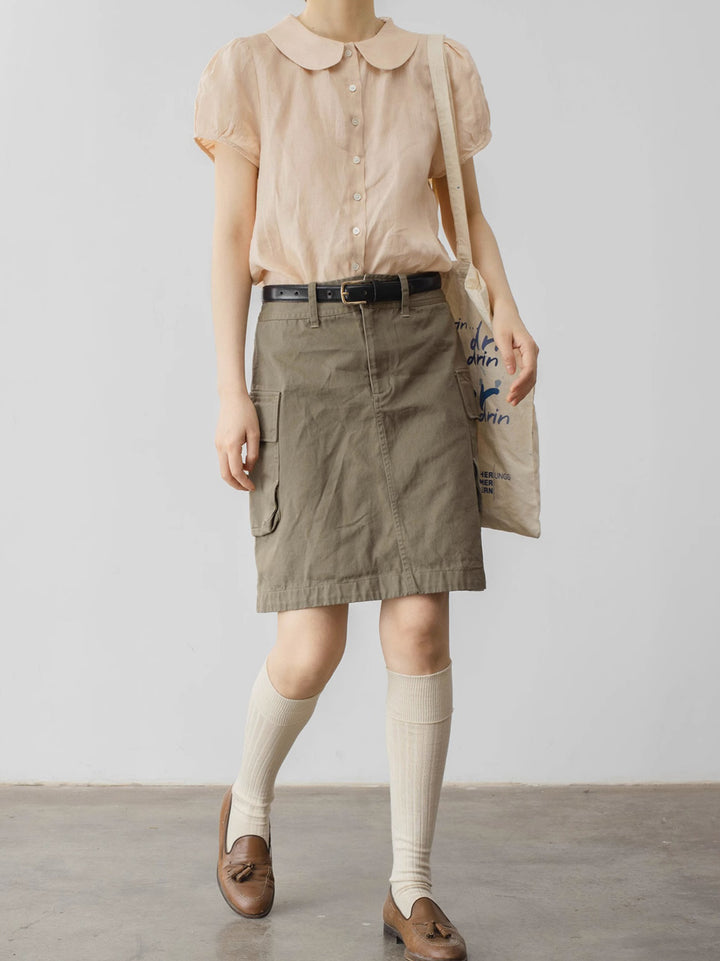 モデル画像: モデルが着用したフレンチレトロ ピーターパンカラー リネン半袖シャツ