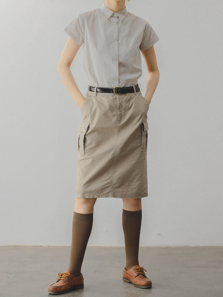 モデル画像: モデルが着用するアメリカンヴィンテージのカーキ マルチポケット カーゴスカートの着用効果