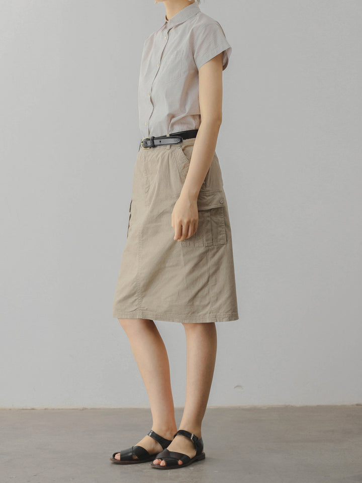 モデル画像: モデルが着用するアメリカンヴィンテージのカーキ マルチポケット カーゴスカートの着用効果
