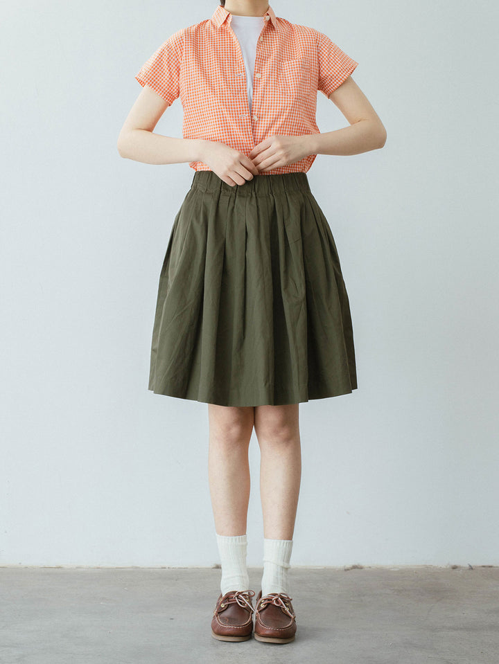 モデル画像: モデルが着用するミリタリーグリーン エラスティックハイウエスト スカートの着用効果