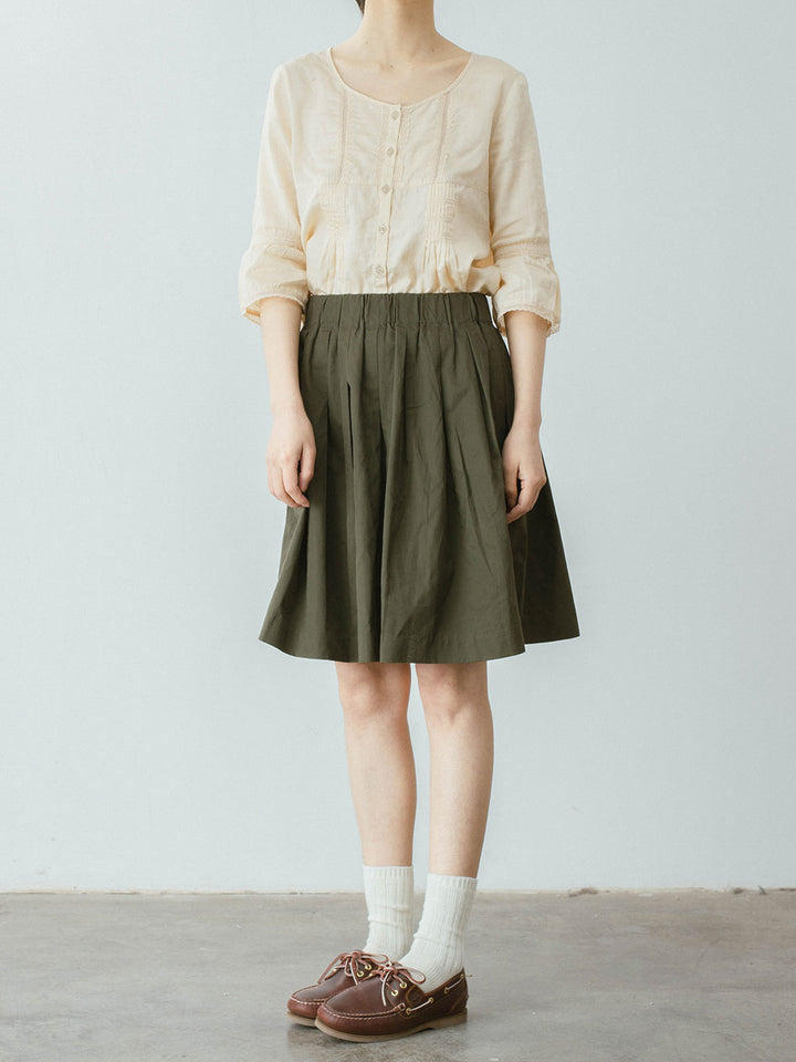 モデル画像: モデルが着用するミリタリーグリーン エラスティックハイウエスト スカートの着用効果