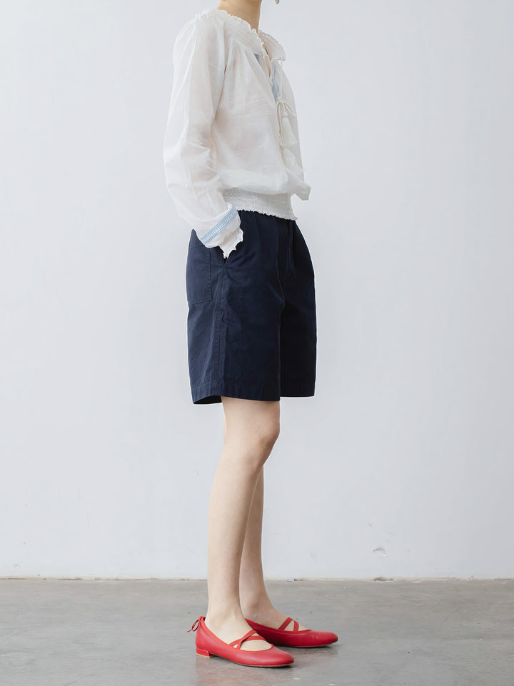 モデル画像: モデルが着用するフレンチレトロなプルシアンブルー ハイウエスト ショートパンツの着用効果