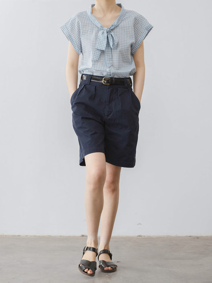 モデル画像: モデルが着用するフレンチレトロなプルシアンブルー ハイウエスト ショートパンツの着用効果