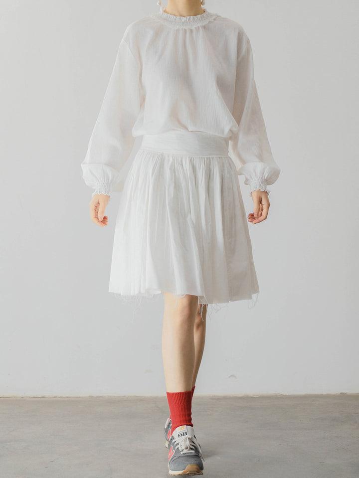 モデル画像: モデルが着用するフレンチレトロなヴィクトリアンレース飾りネックのライトホワイトブラウスの着用効果
