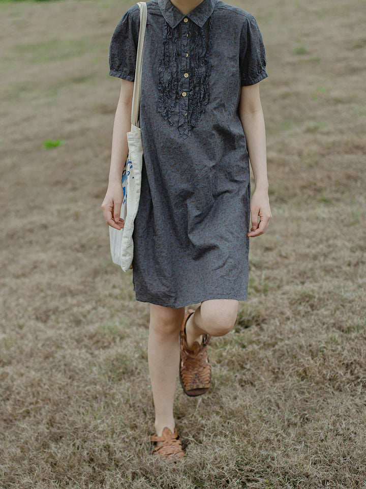モデル画像: モデルが着用するフレンチクラシックな小花柄コットンシャツドレスの着用効果
