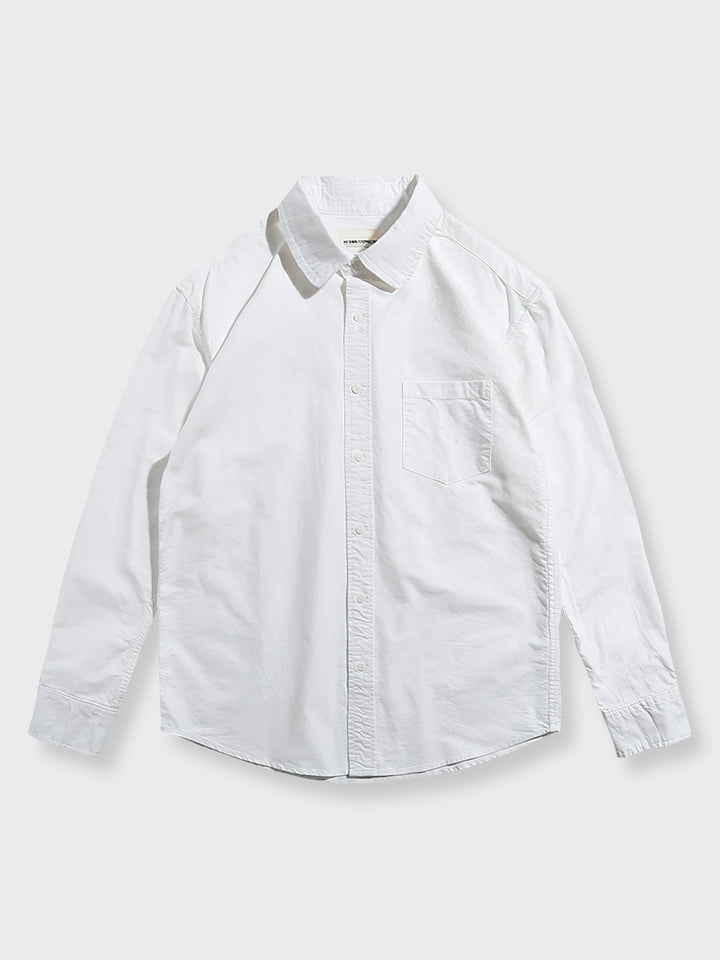 クラシックなホワイトのオックスフォード長袖シャツの正面ビュー。シンプルながらも上品なデザインが特徴。