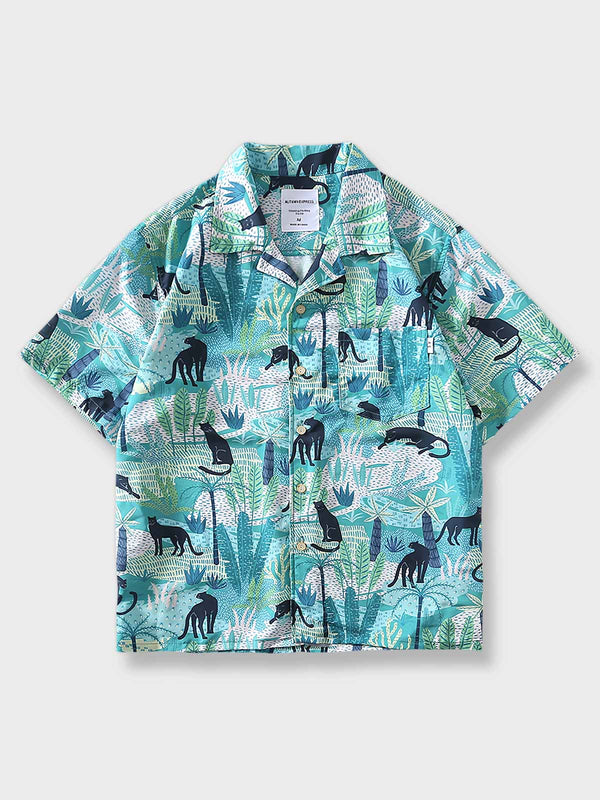 色鮮やかな熱帯ジャングルプリントが施されたハワイアン半袖シャツ。