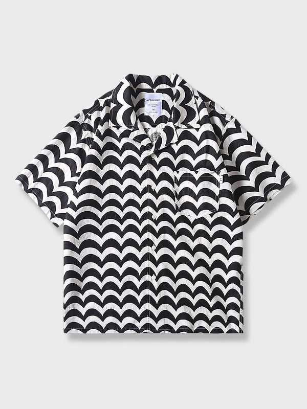 キューバカラーの半袖リネンシャツ、黒と白の波状パターン。リラックスフィットで、暑い季節に理想的な着心地を実現。