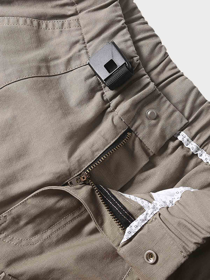 ショートパンツの細部に注目した画像、多機能ポケットとスナップボタンのクローズアップ。