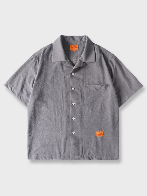 熱帯の雰囲気を取り入れたキューバカラーの半袖シャツ。明るくコントラストのある色使いが特徴で、リラックスフィットと流れるようなシルエットを持つ。