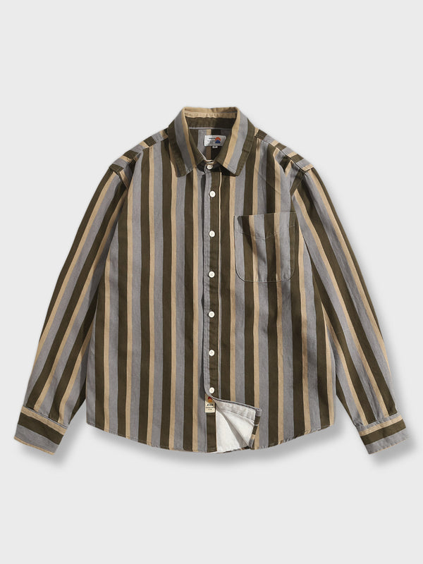 レトロ感あふれる配色ストライプのコットン長袖シャツ正面ビュー。右胸にストライプポケットを配置した遊び心あるデザインが特徴。