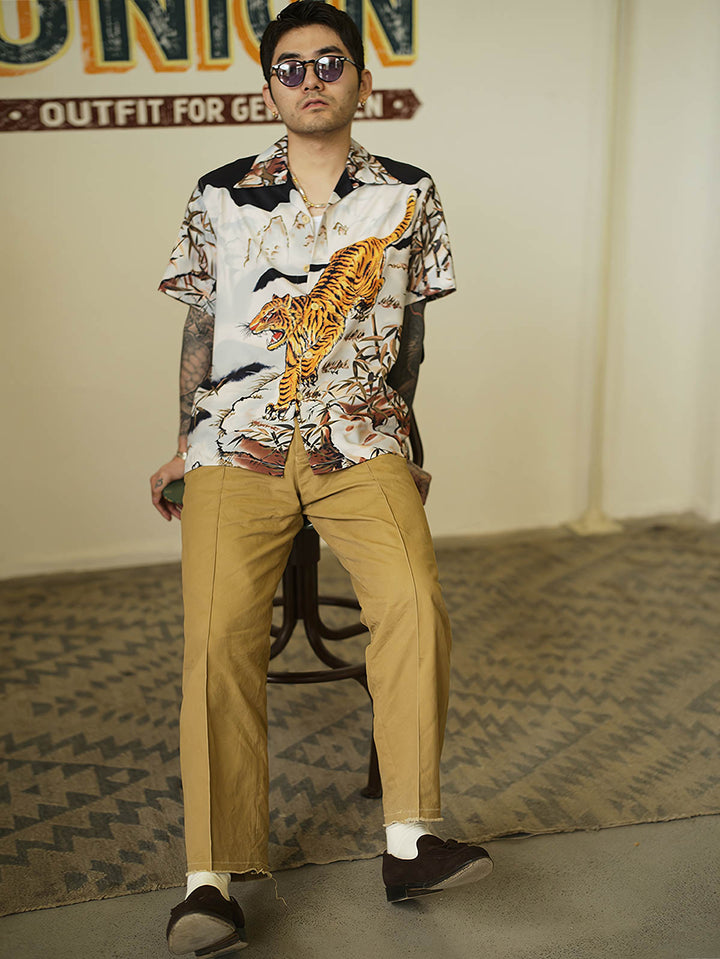 モデルが着用している虎柄ハワイアンシャツの展示画像