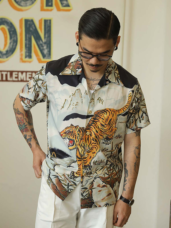 モデルが着用している虎柄ハワイアンシャツの展示画像