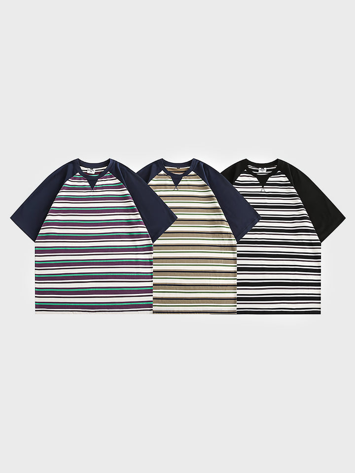 クラシックなストライプパターンとカラーブロックスリーブを特徴とする半袖コットンTシャツの全体ビュー。宽松なデザインで夏の快適な着心地を提供し、カジュアルながらも洗練された外観を持っています。