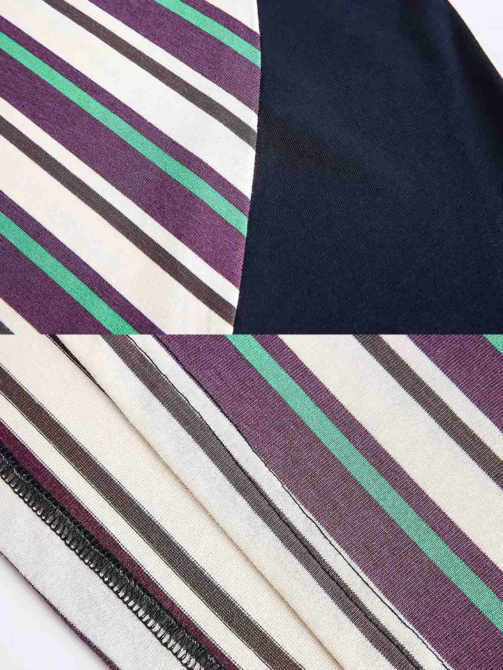 カラーブロックストライプ半袖コットンTシャツの精密なプリントストライプとカラーブロックの袖のクローズアップ。高品質のコットン素材が柔らかさと吸湿性を提供し、鮮やかな色彩が持続性を保ちます。
