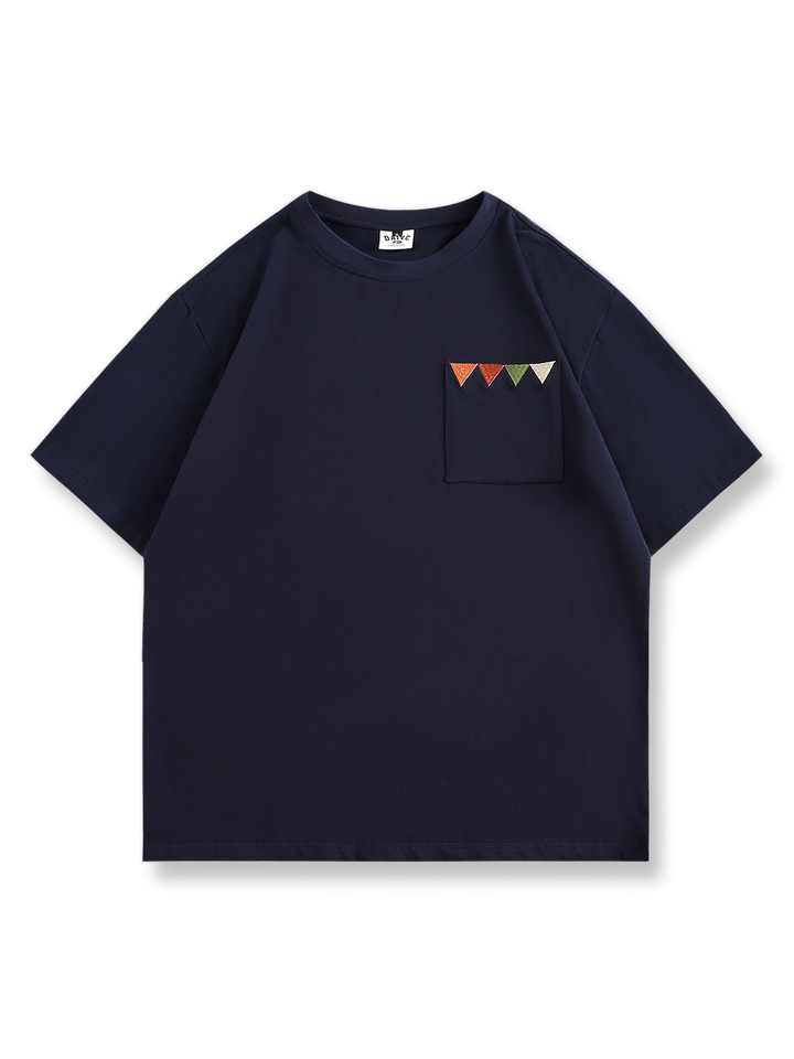グレー、ブラウン、ダークブルーの3色展示のメンズポケット刺繍クルーネックルーズフィット半袖Tシャツ