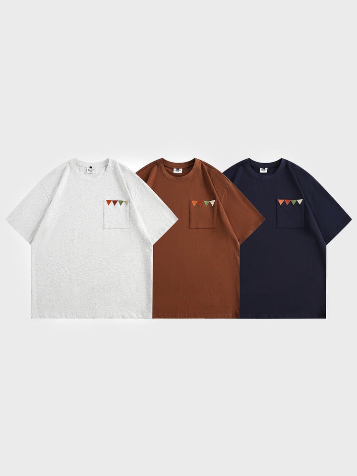 グレー、ブラウン、ダークブルーの3色展示のメンズポケット刺繍クルーネックルーズフィット半袖Tシャツ