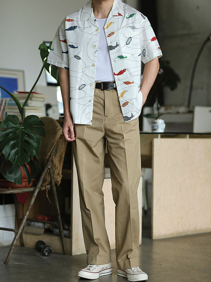 モデルが鯉プリントのハワイアンシャツを着用し、夏のカジュアルスタイルを披露。