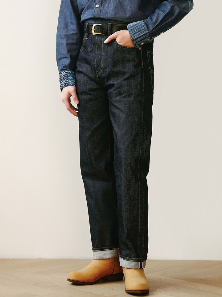 モデルがアメリカンヴィンテージのオリジナルカラーストレートジーンズを着用し、そのスタイルを披露している