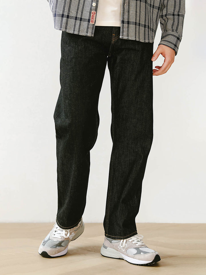 モデルがアメリカンヴィンテージのオリジナルカラーストレートジーンズを着用し、そのスタイルを披露している