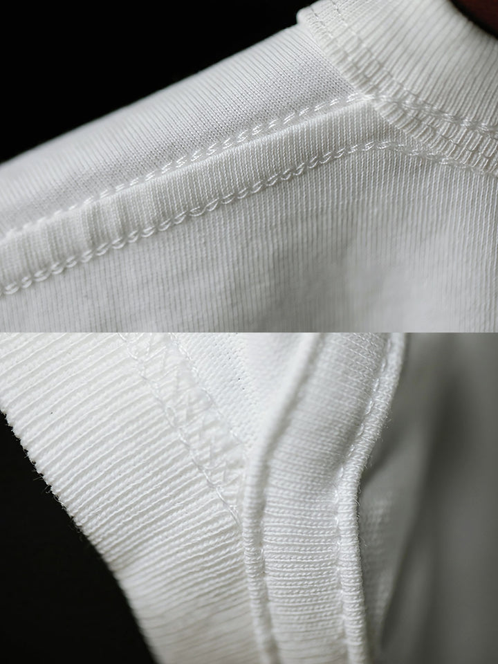 独特な斑点模様と中央の縫い目の詳細を捉えたワックスダイマーブル加工のTシャツのクローズアップ。ヴィンテージ感を出す質感と色合いが特徴。