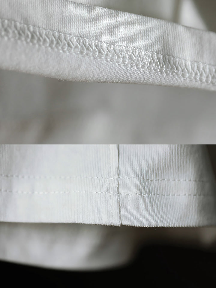 独特な斑点模様と中央の縫い目の詳細を捉えたワックスダイマーブル加工のTシャツのクローズアップ。ヴィンテージ感を出す質感と色合いが特徴。