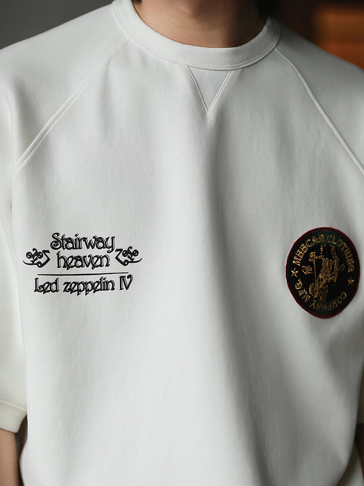 バンドのクラシックソング「天国への階段」の曲名が背面にデザインされたTシャツ。