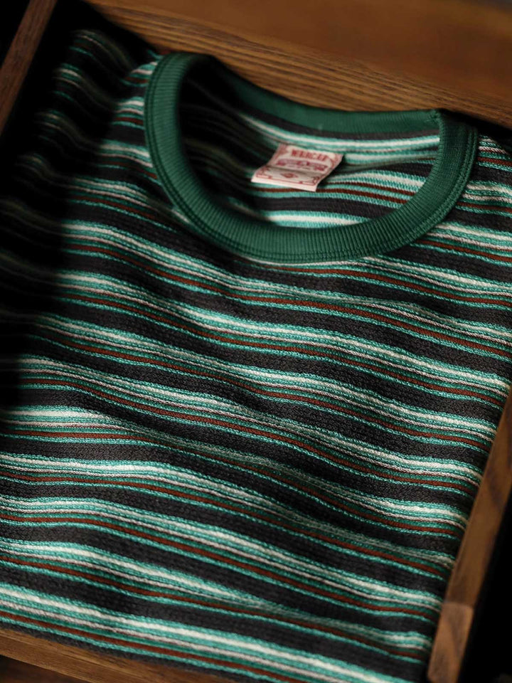 エメラルドグリーンストライプショートスリーブTシャツのポケットとリブのディテールクローズアップ