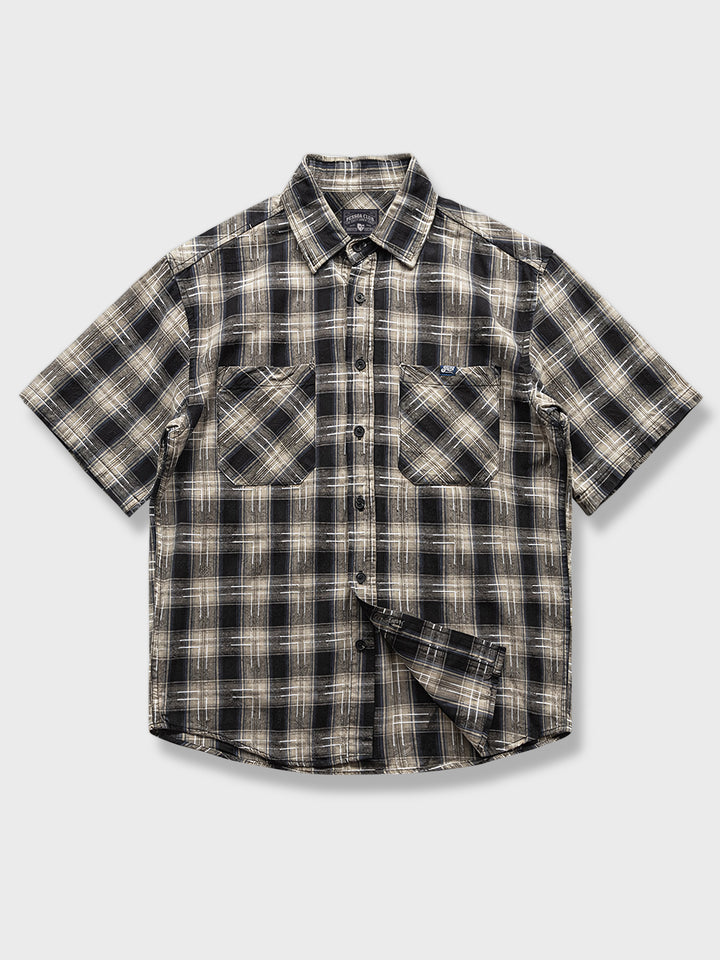 織り込みタータンチェックのクローズアップ、PESSOA半袖シャツの細部と質感を強調