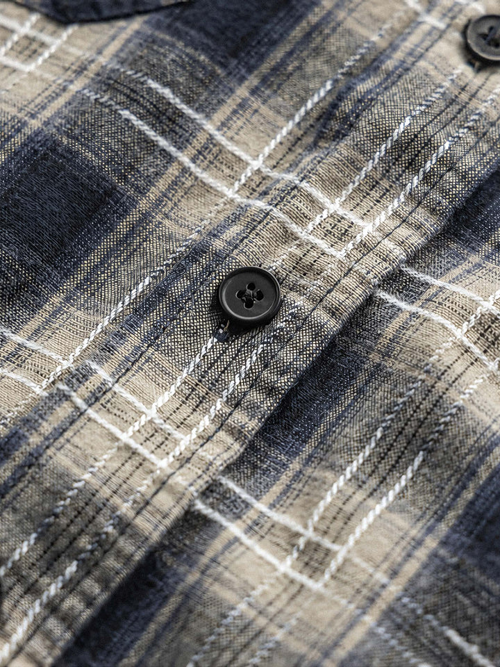織り込みタータンチェックのクローズアップ、PESSOA半袖シャツの細部と質感を強調