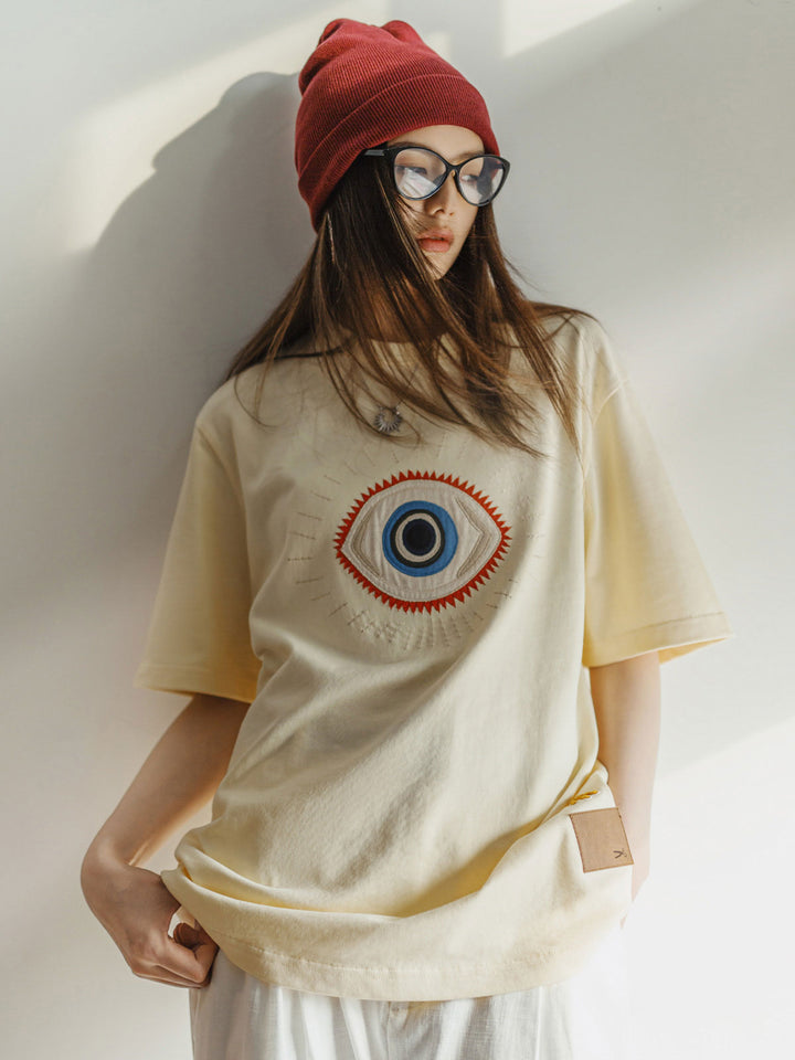 モデル画像: モデルが着用したオフホワイト ホルスの目 刺繍Tシャツ